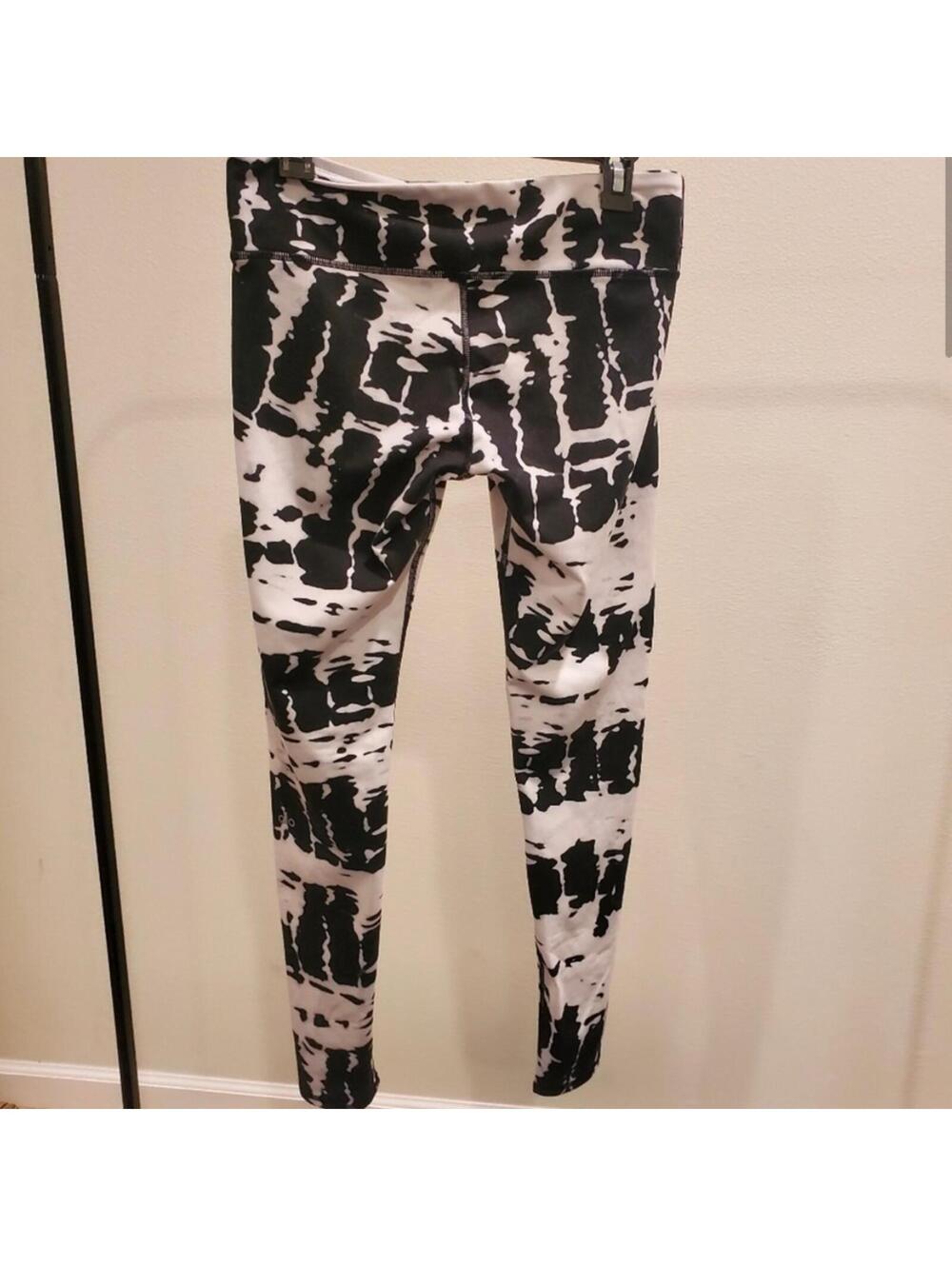 ALO Yoga Black & White Printed Leggings